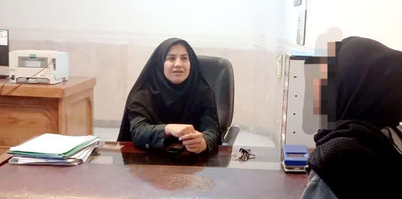 بی خبر از شوهرم به خانه مرد بقال رفتم / او مرا به خلوتگاه خودش برد و ...