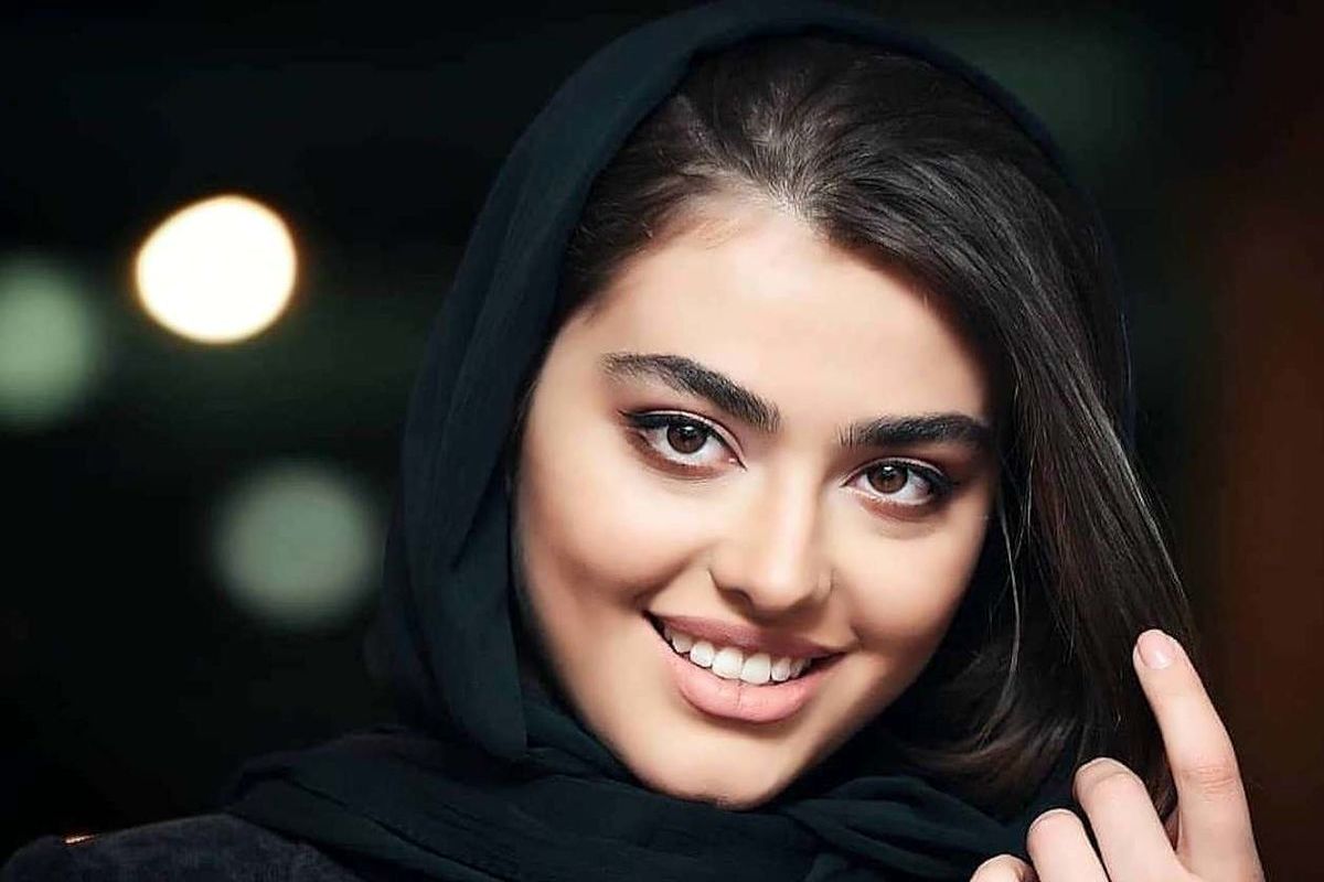 خوابیدن ریحانه پارسا روی پله!