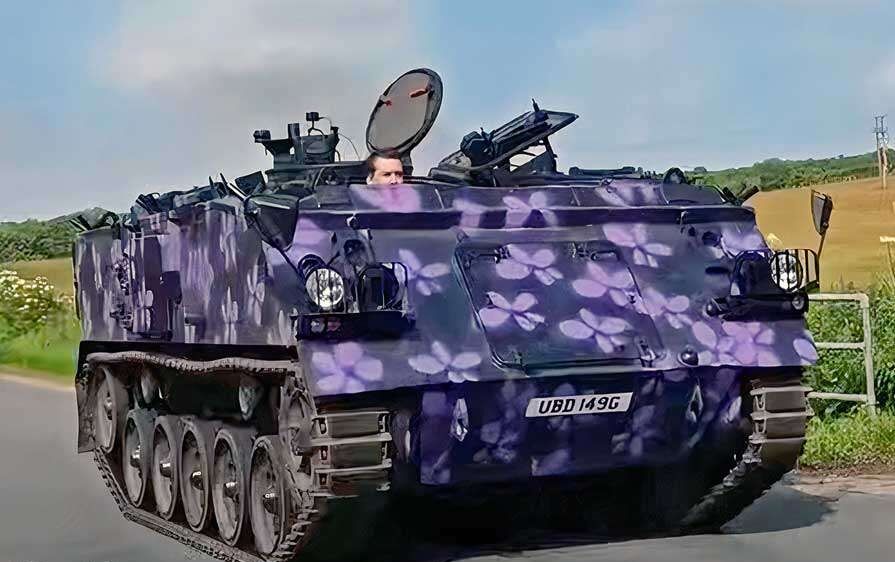 آشنایی با مردی که با تانک مسافرکشی می‌کند!+فیلم