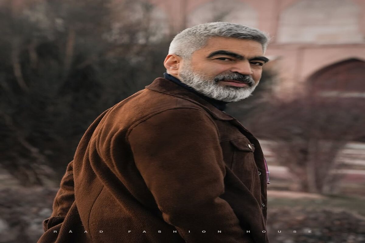 سروش صحت با یک تیپ شیک در زادگاهش دیده شد