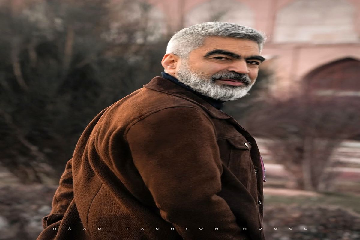 سروش صحت با یک تیپ شیک در زادگاهش دیده شد