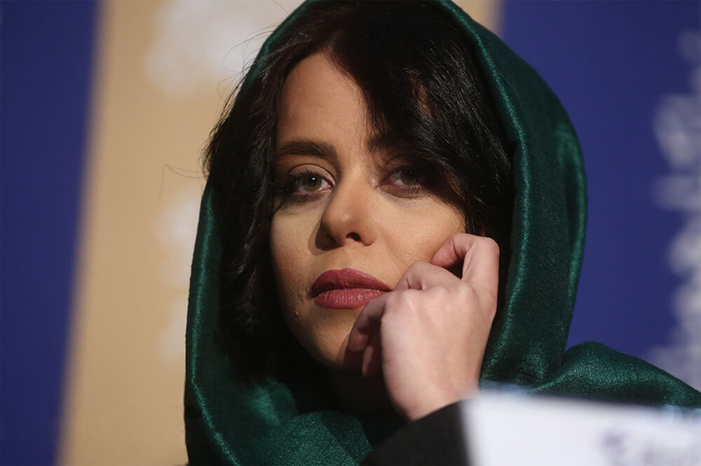 سلفی الهام اخوان در حال رانندگی/ عکس