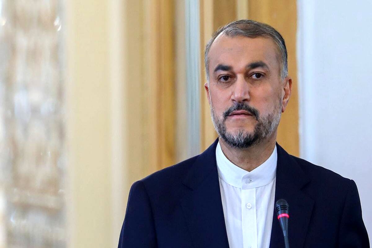 تصویری غم انگیز از امیر عبداللهیان در کنار دو پسرکوچکش/ تصویر