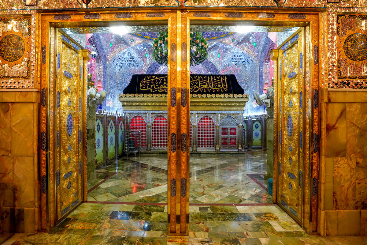 شستشو و فرش کردن حرم حضرت علی (ع)  +ویدئو