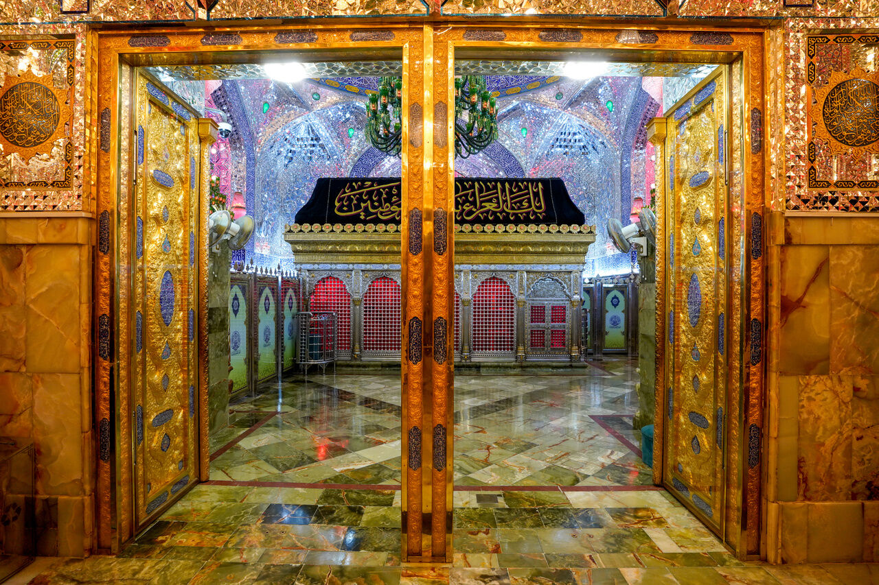 شستشو و فرش کردن حرم حضرت علی (ع)  +ویدئو