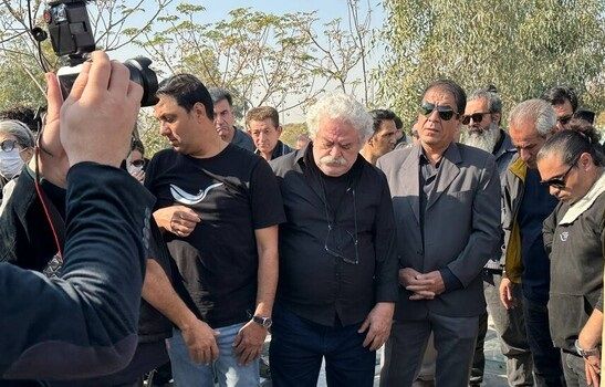 گریه‌های یواشکی همسر زویا امامی در مراسم خاکسپاری