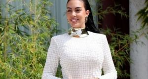 جورجینا با روسری و مانتو در هفته مُد ریاض/ عکس