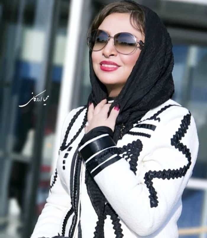  مه‌لقا باقری با حیوان خانگیش در ماشین لاکچریش/ عکس جدید
