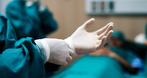 نقشه پلید برای زن بیچاره در اتاق عمل/ با بدن بیهوشش چه کردند؟