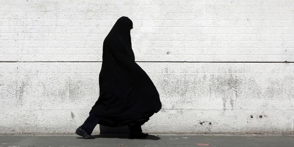 عکس خبرساز از یک خانم محجبه در خیابان های تهران + عکس