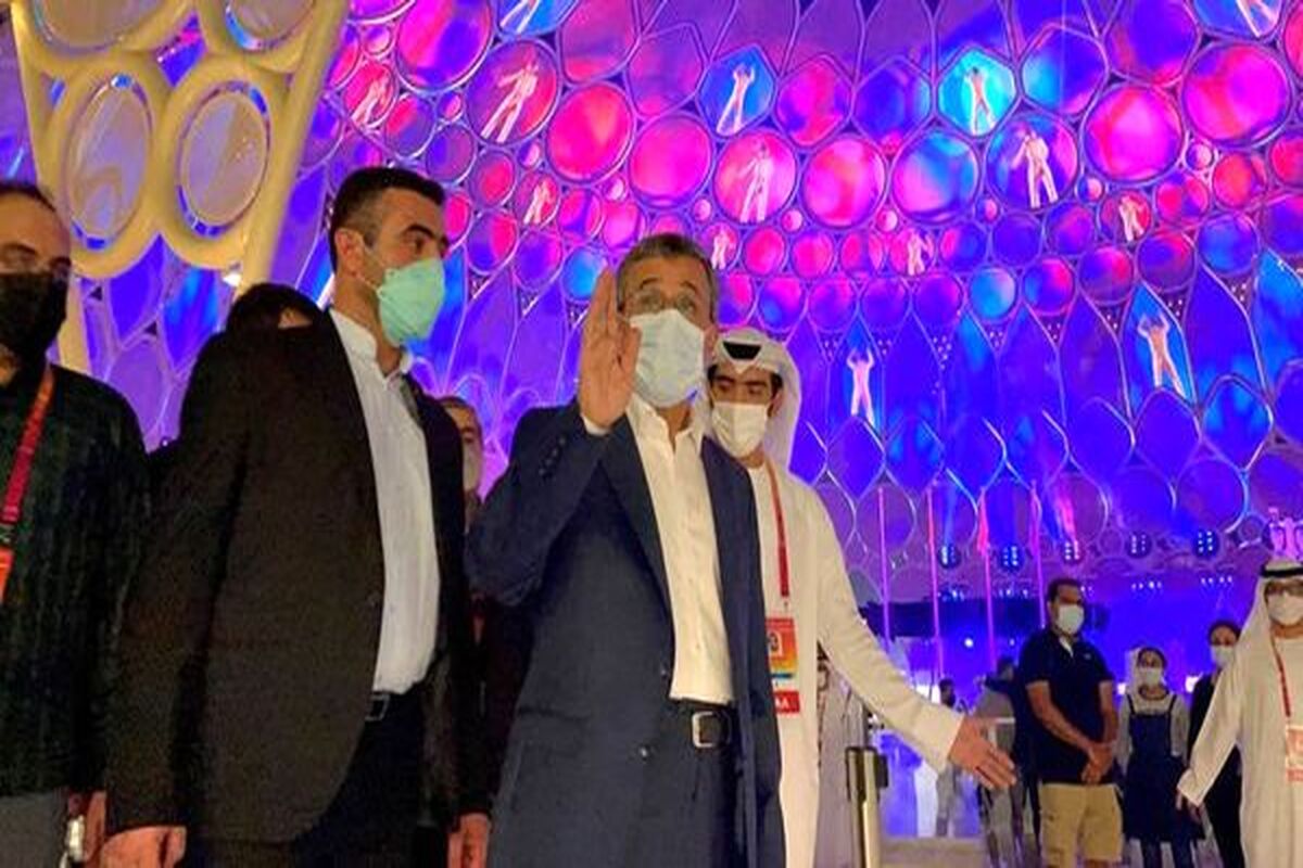 علاقه احمدی‌نژاد به قالیبافی!+ عکس