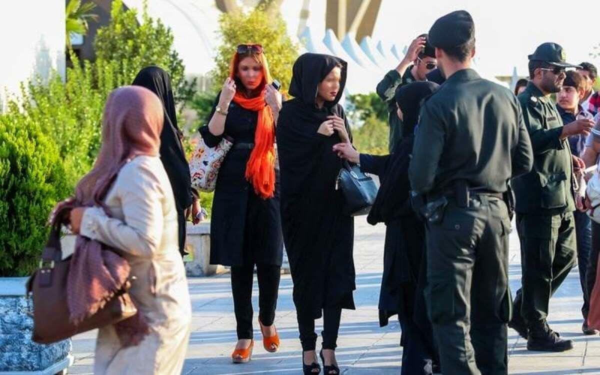 در مشهد چه خبر است؟ / بنر جنجالی صدای همه را درآورد
