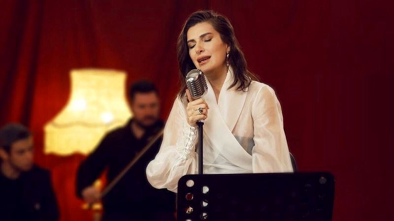 خواننده زن آذربایجان با بدن نیمه برهنه در ایران خواند و جنجال به پا کرد + ویدئو