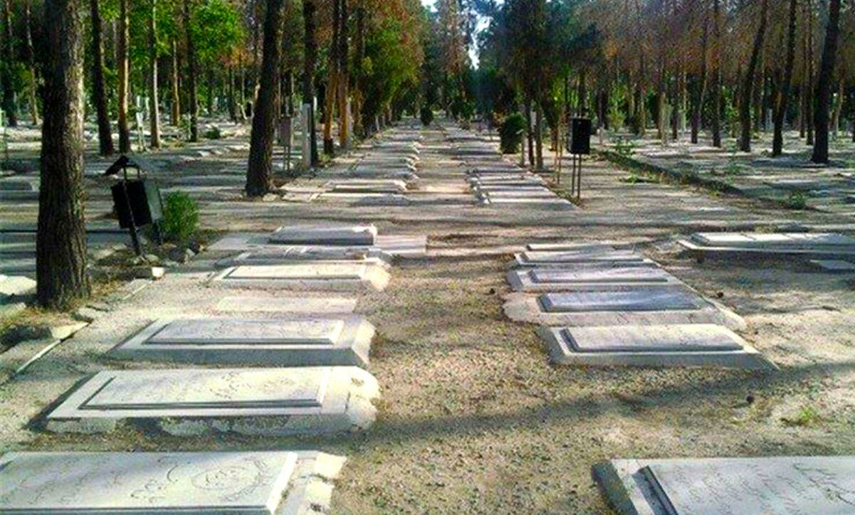 پسر جوان در قبرستان از سرما یخ زد / او در کما به سر میبرد