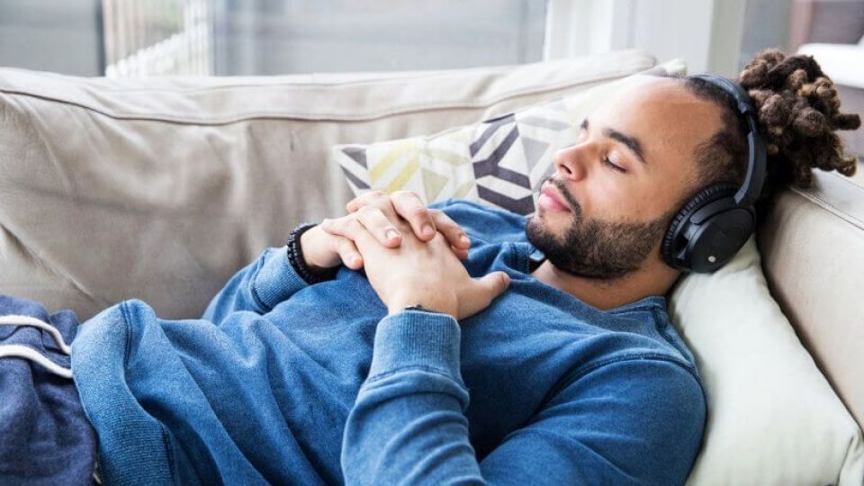 آیا موسیقی پاپ می‌تواند به خواب رفتن شما کمک کند؟