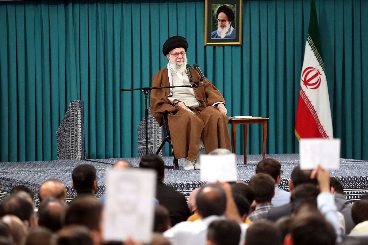عکسی کمتر دیده شده از عیادت رهبر انقلاب از آیت الله مکارم شیرازی در بیمارستان
