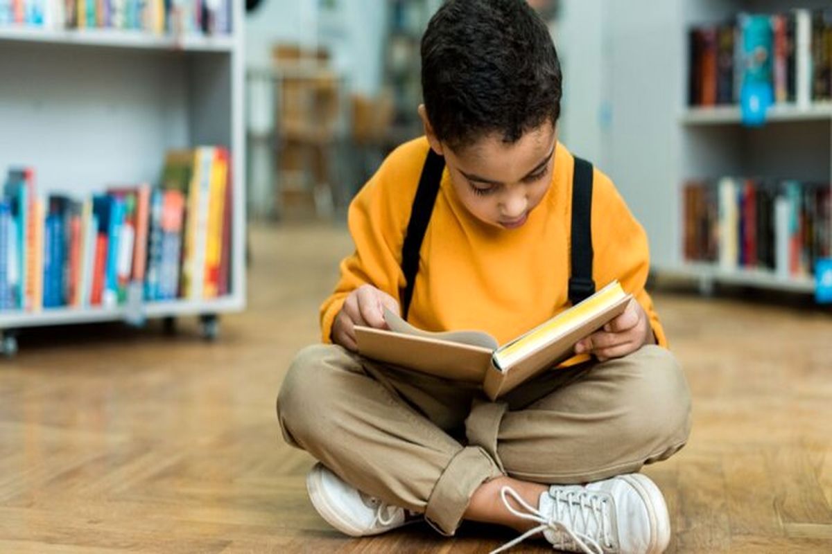 چگونه کودک‌مان را به کتاب خواندن تشویق کنیم؟