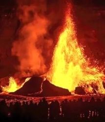 فوران فواره‌های گدازه درون آتشفشان کیلاویا در هاوایی/ ببینید