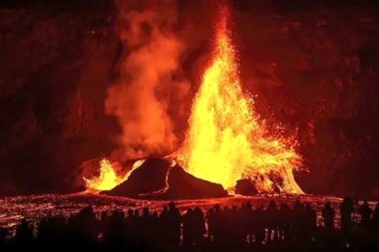 فوران فواره‌های گدازه درون آتشفشان کیلاویا در هاوایی/ ببینید