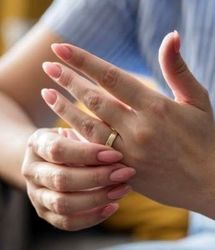 بعد از 13 سال زندگی مادرشوهرم به دنبال طلاق من است!