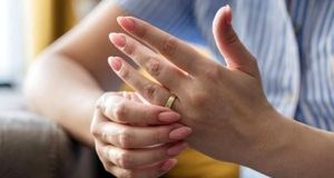 بعد از 13 سال زندگی مادرشوهرم به دنبال طلاق من است!