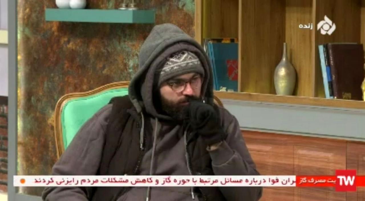 مجری معروف با 3 کلاه و کاپشن برنامه اجرا کرد! + عکس