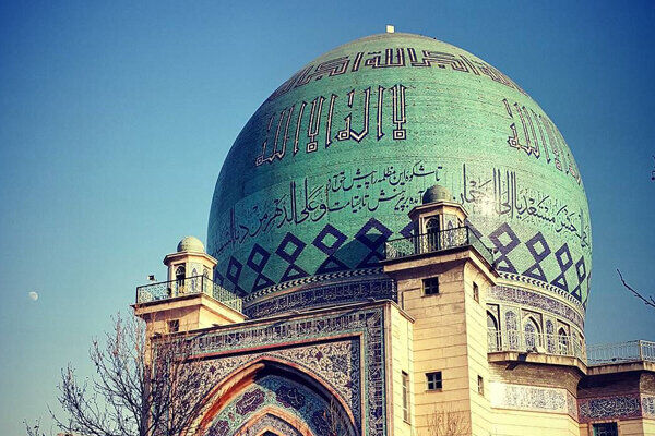  تصویری شوکه کننده ازاقدام یک مرد روبه‌روی حسینه ارشاد تهران