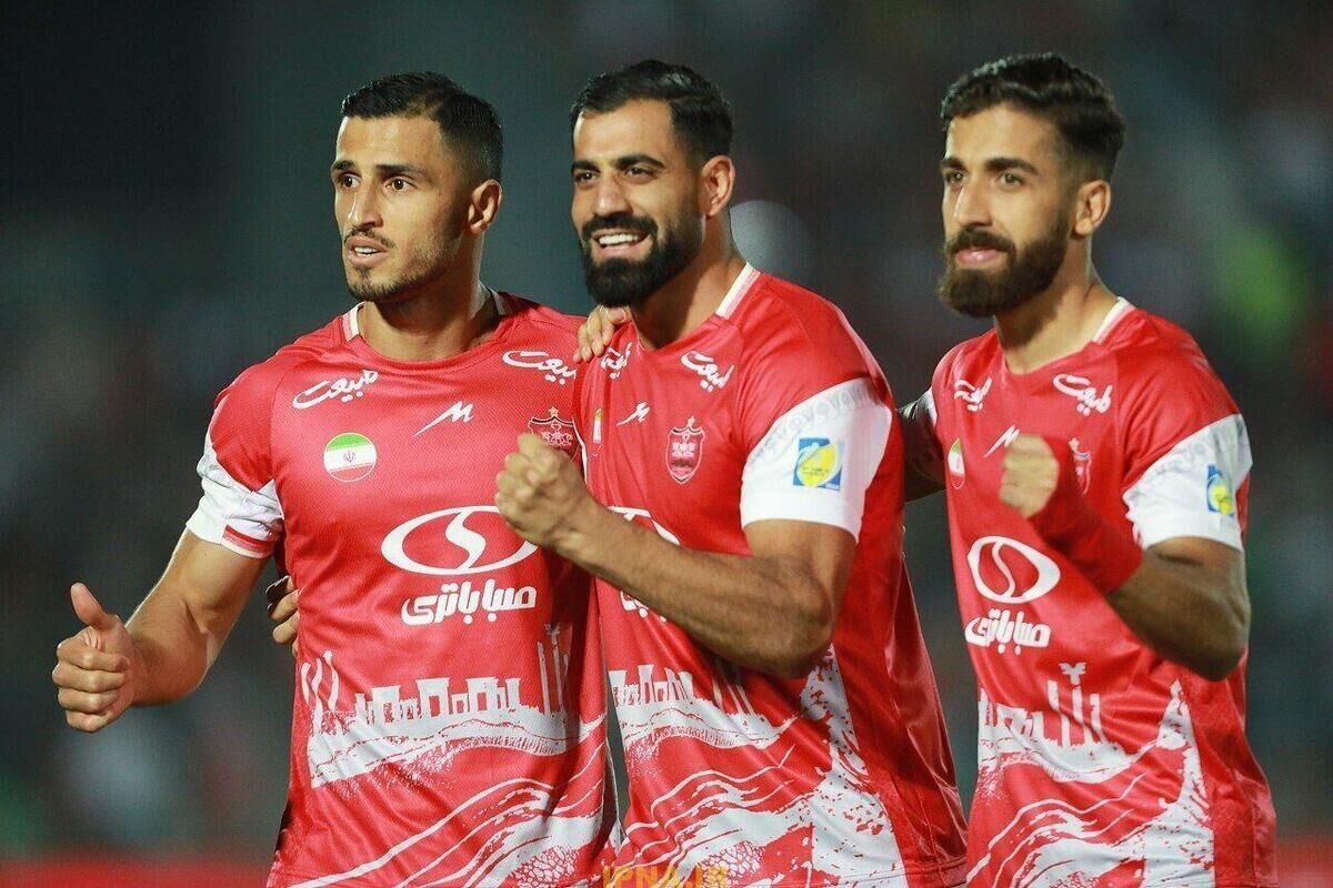 برافراشتن پرچم معروف پرسپولیس توسط زنان پرسپولیسی