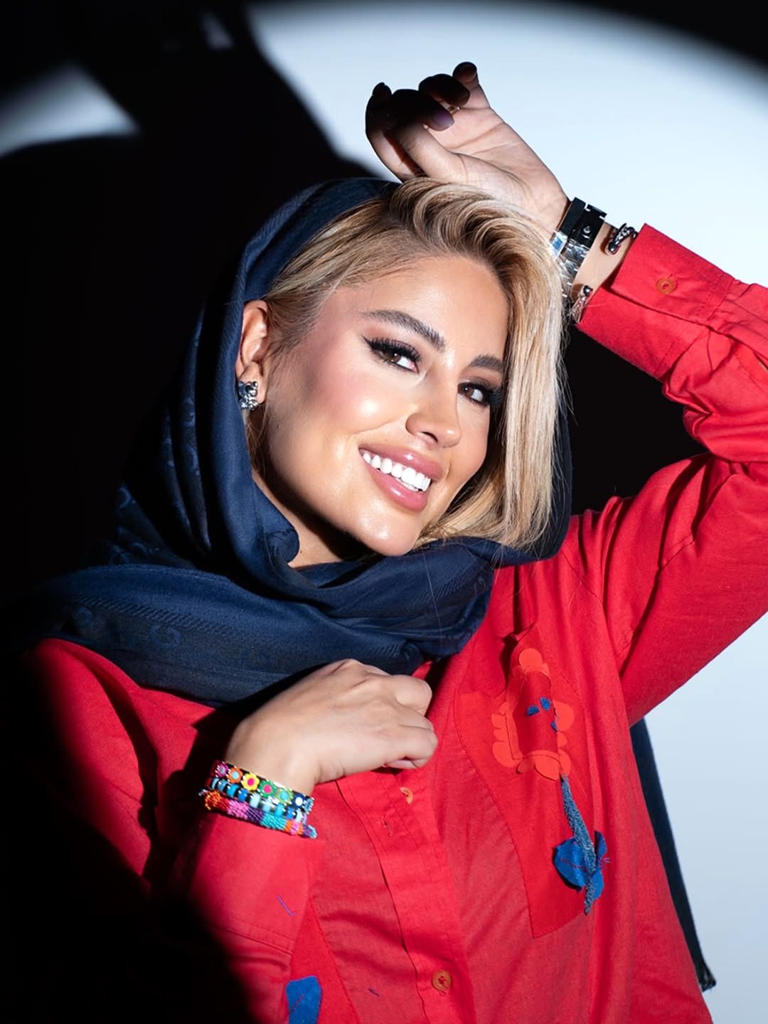 استایل شاد و رنگارنگ همسرِ خواننده محبوب جلب‌توجه کرد