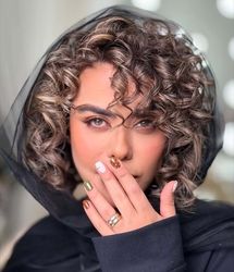 الهام اخوان با موهای فرفری و ناخن ادایی!/ عکس