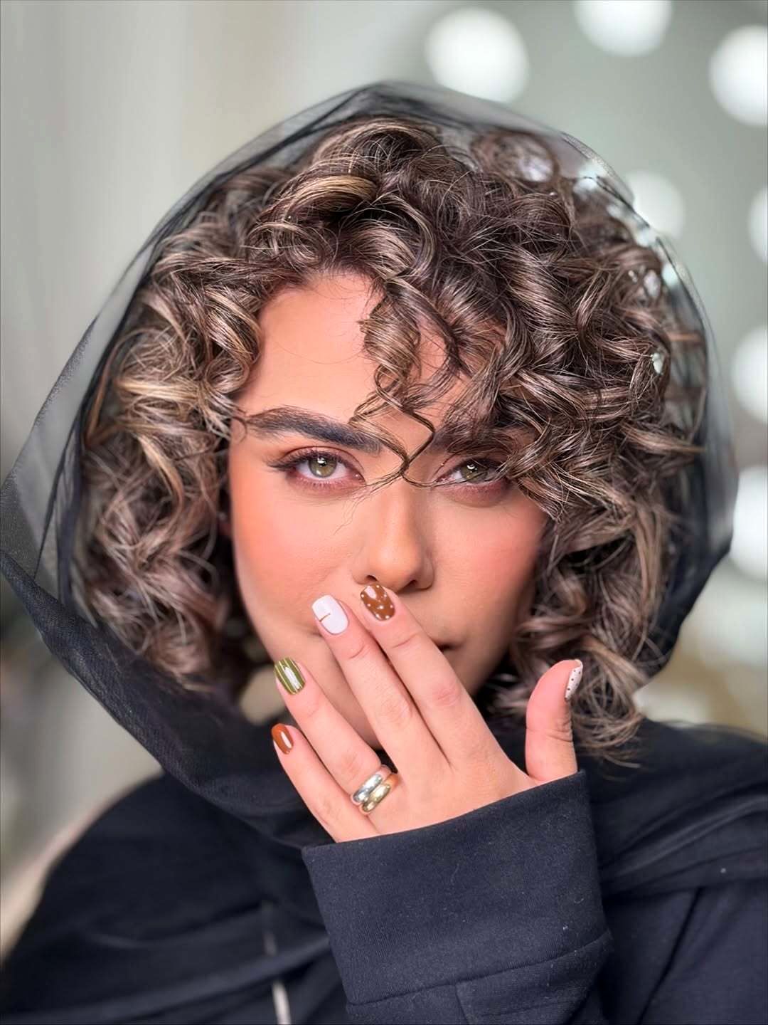 الهام اخوان با موهای فرفری و ناخن ادایی!/ عکس