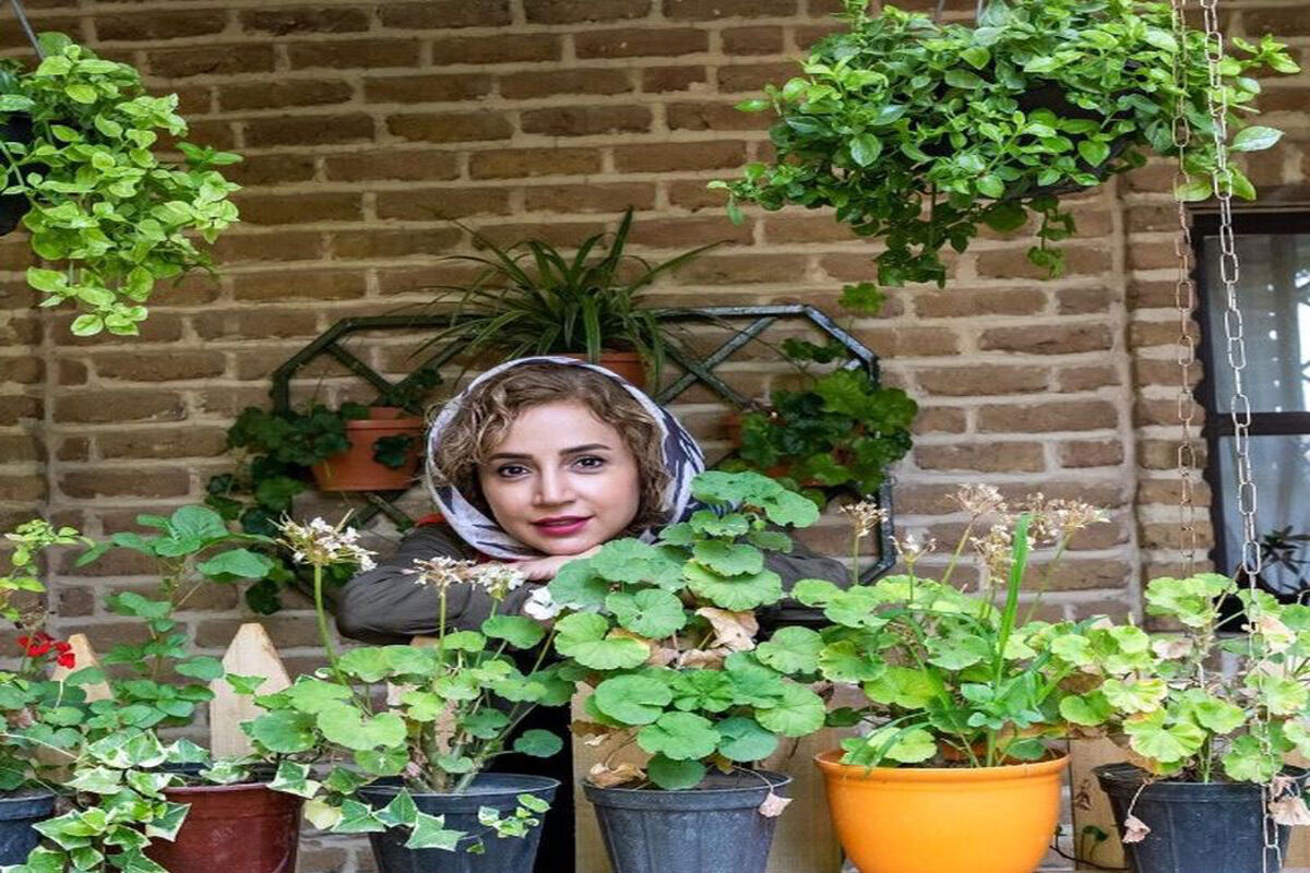 شبنم قلی‌خانی با کت و شلوار مد روز در دبی