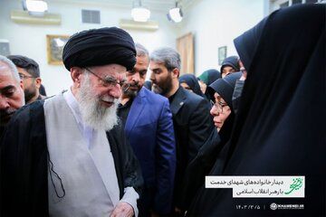 تصویری غم بار از گفتگوی رهبر معظم انقلاب اسلامی با همسر امیرعبداللهیان

