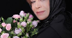 گوهر خیراندیش و گوگوش در حال تماشای یک تئاتر