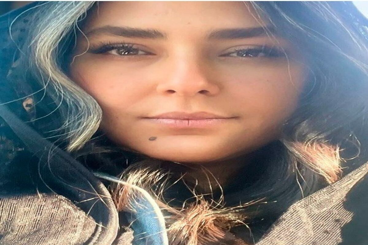 چهره متفاوت هدی زین‌العابدین با هودی و مو‌های گل زده