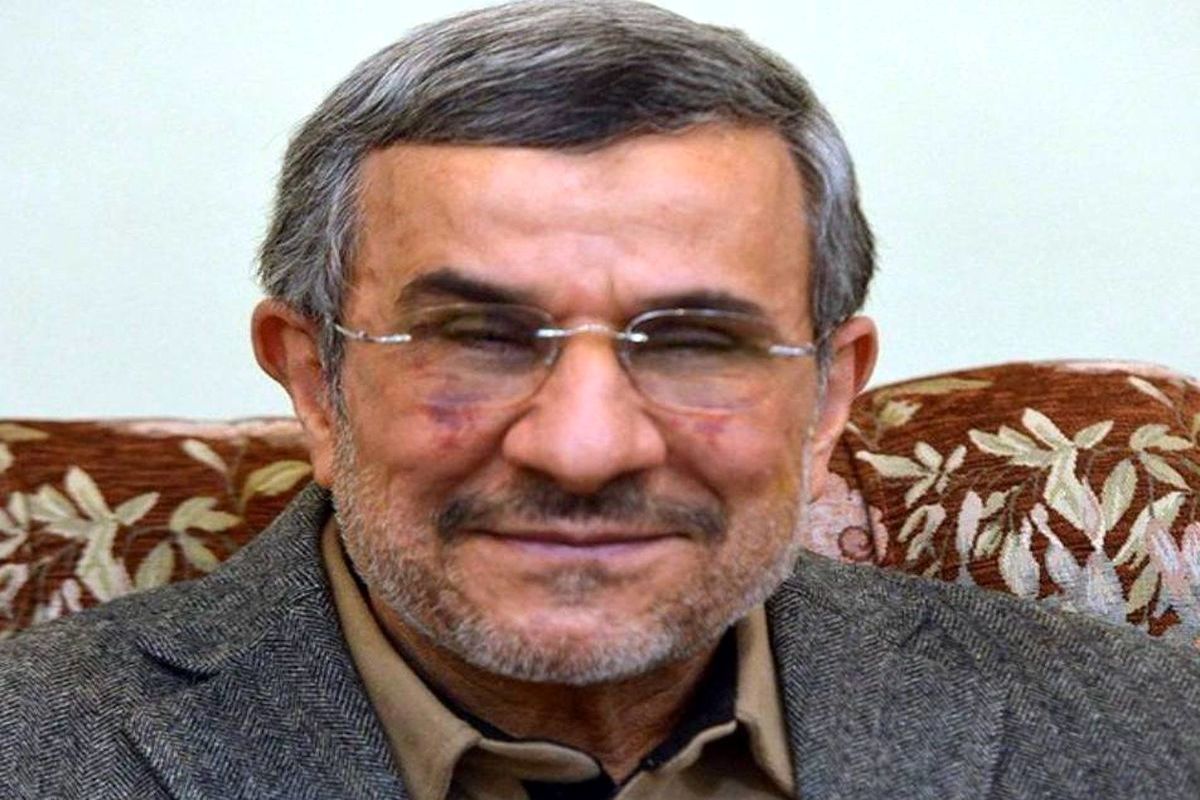 محمود احمدینژاد و دختر و پسر خردسالش در محل کارش سالها پیش/ عکس