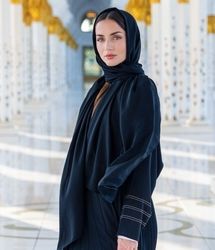 پوشش غیرمنتظره آنا دِ آرماس با عبا و روسری!