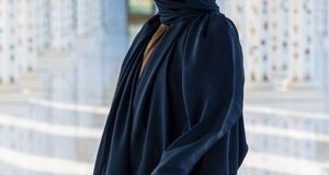 پوشش غیرمنتظره آنا دِ آرماس با عبا و روسری!