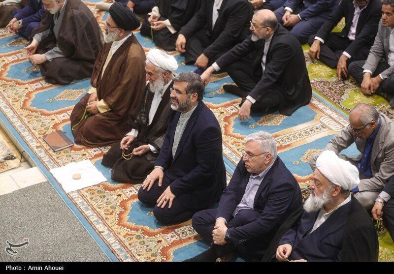 کاظم صدیقی در آغوش وزیر رئیسی در نماز جمعه +عکس