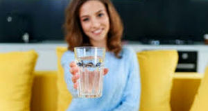 روزانه چند لیوان آب بنوشیم تا سالم بمانیم؟