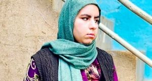 استایل خیابانی روناک سریال نون خ جلب توجه کرد