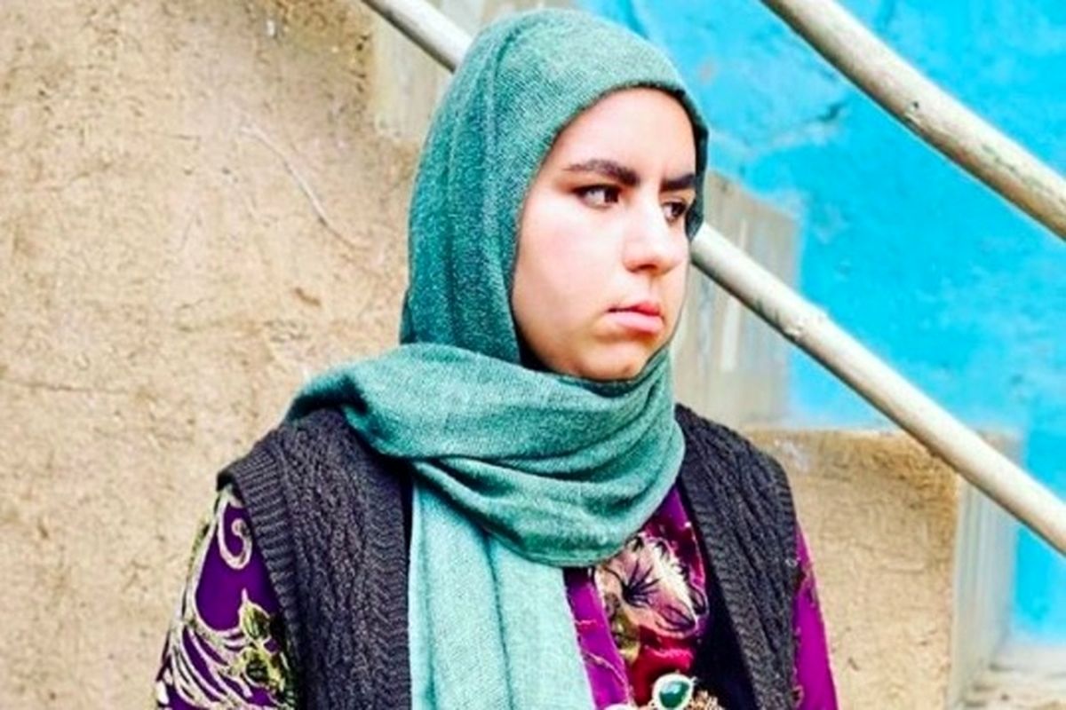 استایل خیابانی روناک سریال نون خ جلب توجه کرد