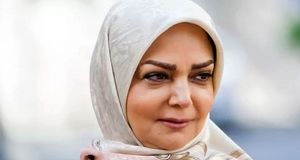 الهه رضایی با کت و دامن جذاب در پارک/ عکس