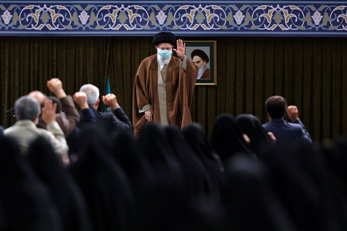 جمعی از معلمان کشور با رهبر معظم انقلاب اسلامی دیدار میکنند