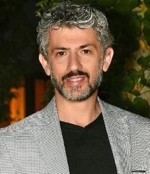 عکس تازه بازیگر «مارمولک» در کنار همسر و دوقلوهایش