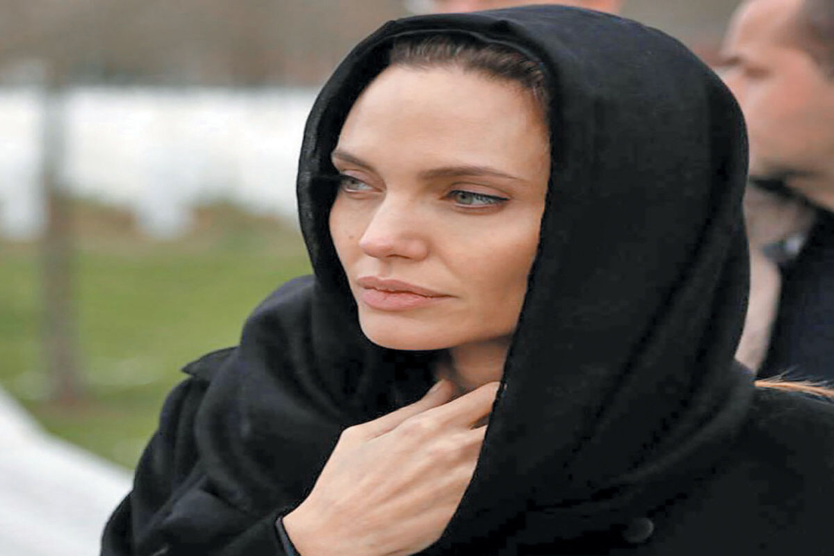  آنجلینا جولیِ ۱۹ ساله در کنار پدر و برادرش ۳۲ سال پیش