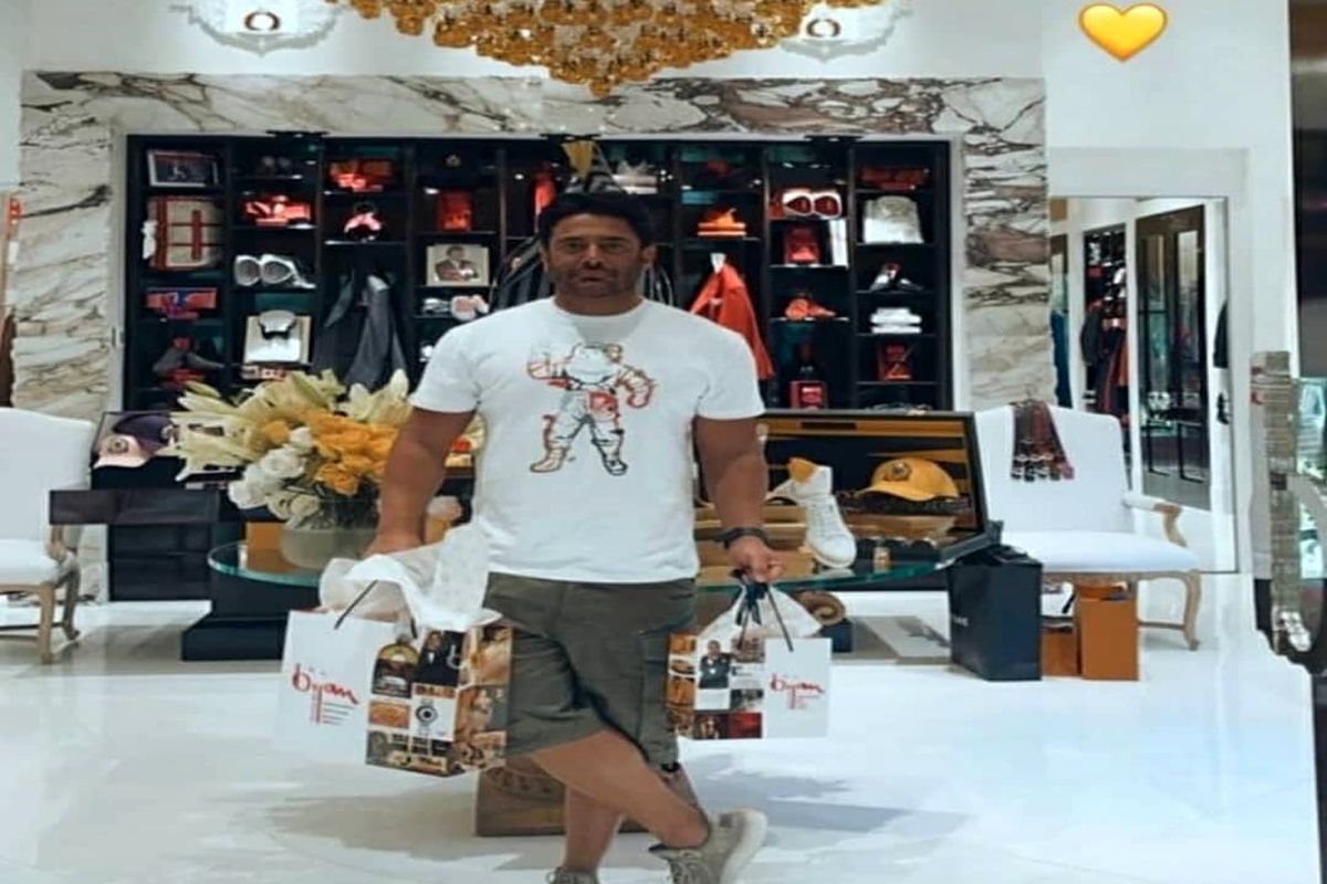 محمدرضا گلزار با تاپ و کت عجیب!/ ببینید