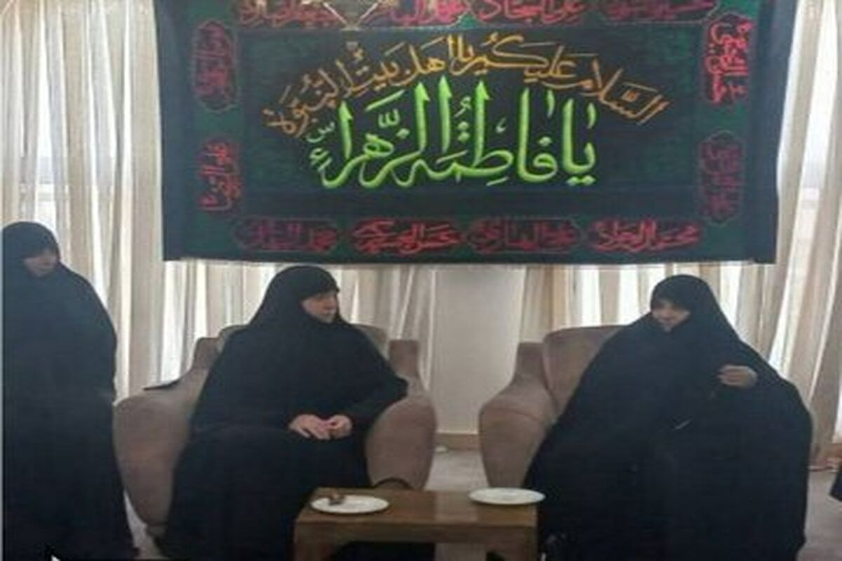 تصویر جدید از جمیله علم الهدی بعد از شهادت ابراهیم رئیسی در منزلشان/  فرزند سید حسن نصرالله به دیدارهمسر شهید رفتند

