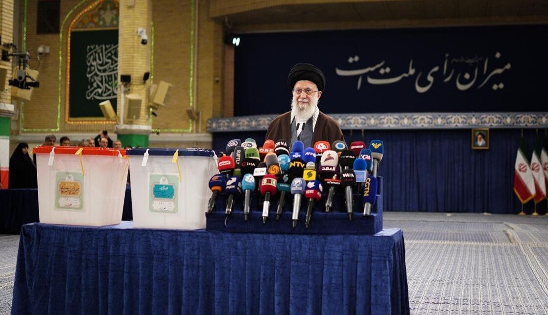 مقام معظم رهبری: در کار خیر حاجت هیچ استخاره نیست