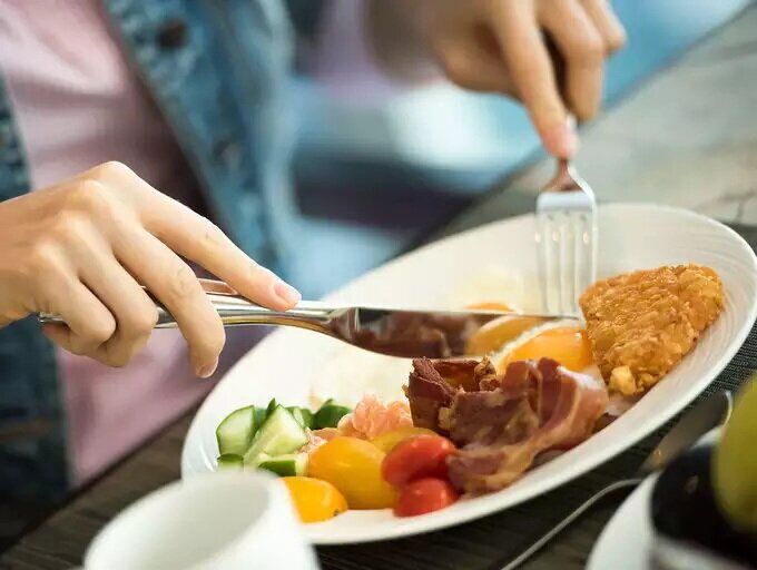 یک توصیه مهم برای خانم‌ها/ بهترین زمان صرف شام کی است؟
